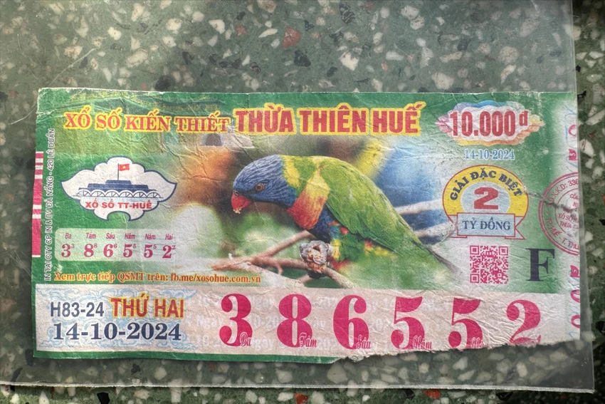 Tờ vé số trúng thưởng 2 tỉ đồng bị rách chút ít bên dưới, góc phải. Ảnh: TN ve-so-trung-thuong-2-ti-nhung-khong-duoc-chi-tra-5.JPG