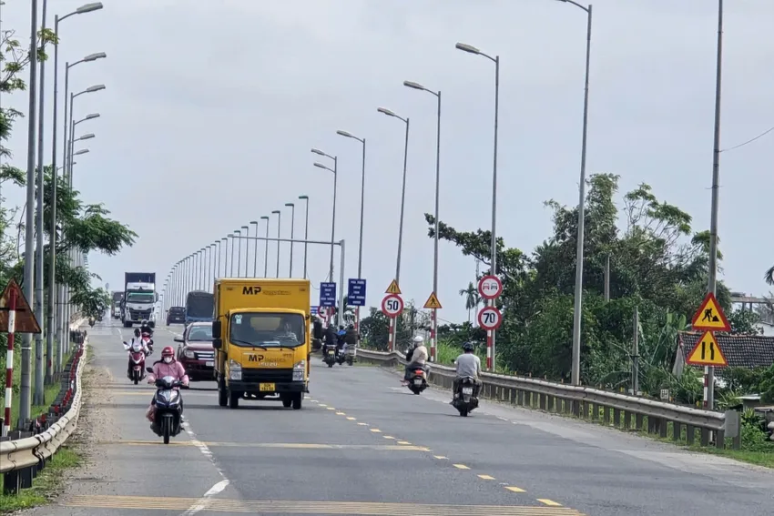 Cầu Câu Lâu sửa xong sớm hơn dự kiến, ô tô được qua cầu từ 8 giờ sáng nay. Ảnh: TN Cầu Câu Lâu sửa xong sớm hơn dự kiến, ô tô được qua cầu từ 8 giờ sáng nay