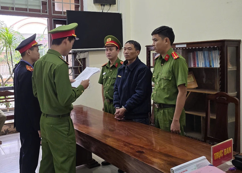 Công an đọc lệnh bắt kẻ xâm hại bé gái 5 tuổi. Ảnh: CA Bắt kẻ xâm hại bé gái 5 tuổi khi cháu đang chơi trốn tìm