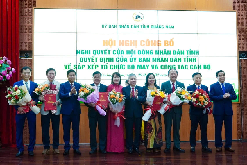 6 Giám đốc Sở và 1 Phó Giám đốc Sở ở Quảng Nam nghỉ hưu. Ảnh: TN cong-bo-nhan-su-Giam-doc-so-Quang-nam-1.jpeg