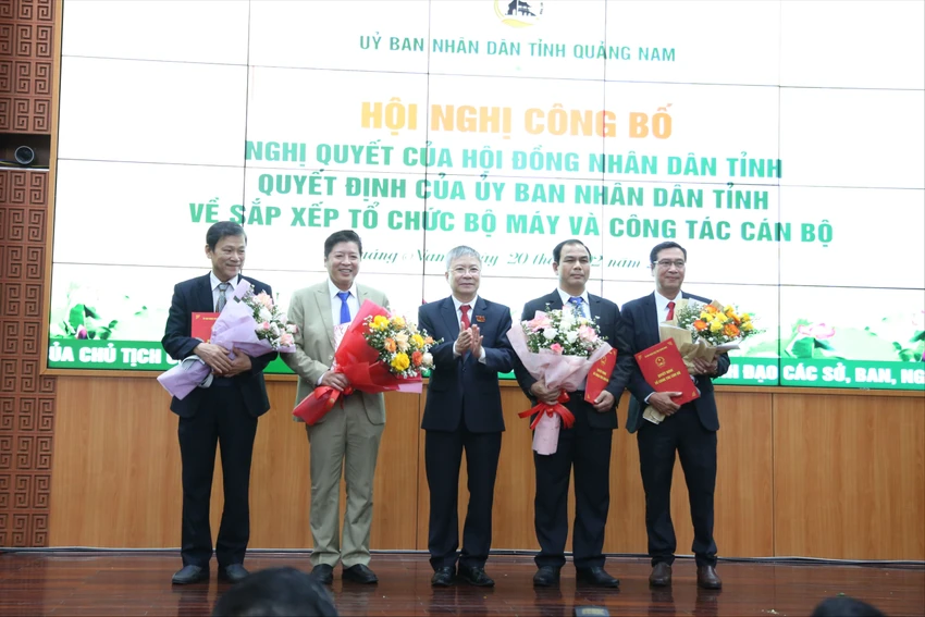 Giám đốc và các Phó Giám đốc Sở Dân tộc và Tôn giáo. Ảnh: TN cong-bo-nhan-su-Giam-doc-so-Quang-nam-10.JPG