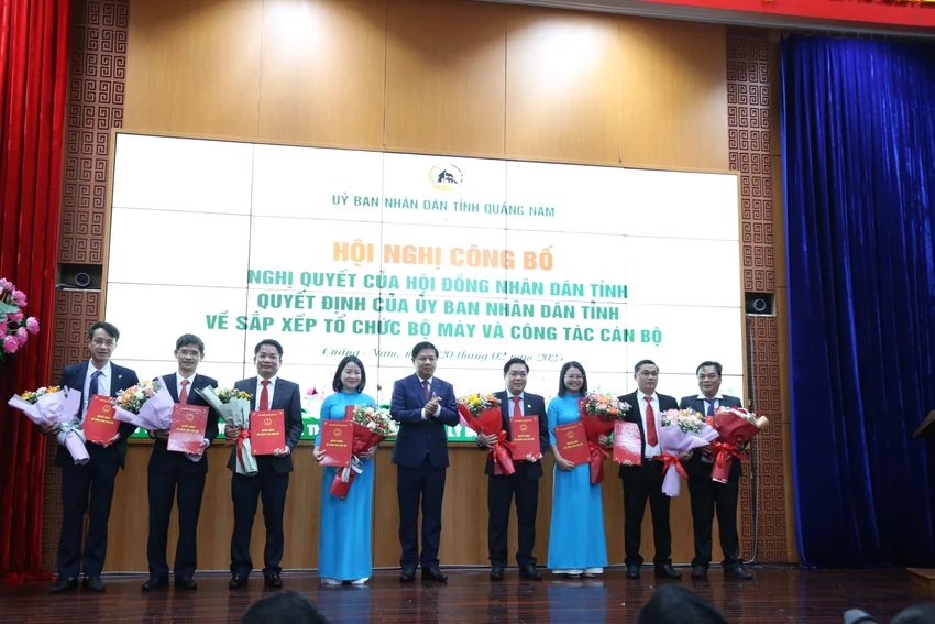 Giám đốc và các Phó Giám đốc Sở Nông nghiệp và Môi trường. Ảnh: TN cong-bo-nhan-su-Giam-doc-so-Quang-nam-2.JPG
