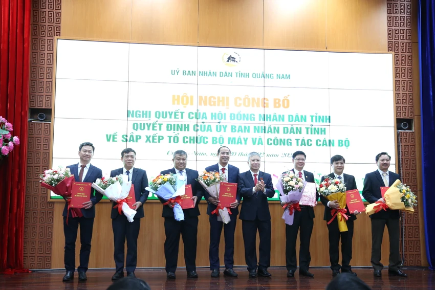 Giám đốc và các Phó Giám đốc Sở Xây dựng. Ảnh: TN cong-bo-nhan-su-Giam-doc-so-Quang-nam-3.JPG