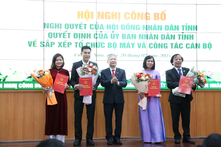 Giám đốc và các Phó Giám đốc Sở KH&CN. Ảnh: TN cong-bo-nhan-su-Giam-doc-so-Quang-nam-4.JPG