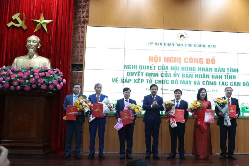 Nhân sự lãnh đạo Sở Tài chính sau hợp nhất. Ảnh: TN Quảng Nam công bố nhân sự 6 giám đốc Sở và Chánh văn phòng UBND tỉnh