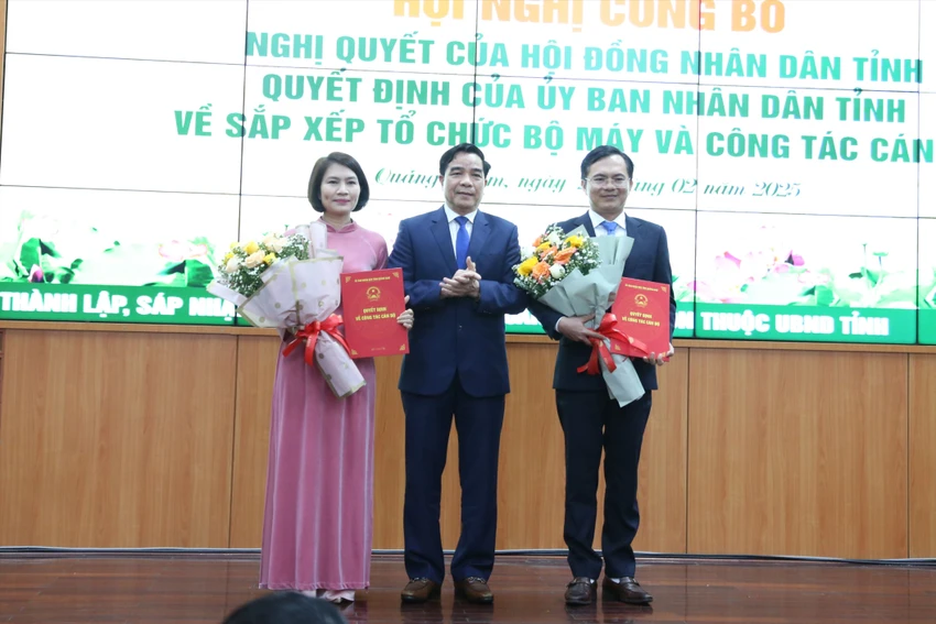 Ông Thái Hoàng Vũ (phải) làm Chánh Văn phòng UBND tỉnh Quảng Nam. Ảnh: TN cong-bo-nhan-su-Giam-doc-so-Quang-nam-7.JPG