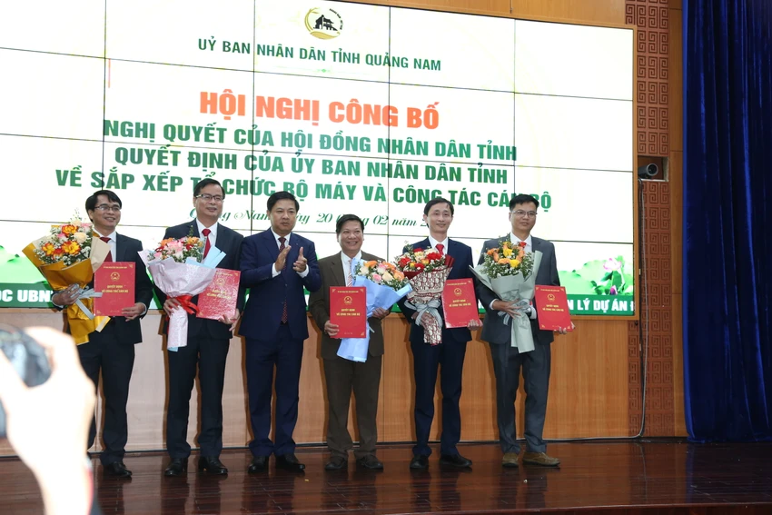 Giám đốc và các Phó Giám đốc Sở Nội vụ. Ảnh: TN cong-bo-nhan-su-Giam-doc-so-Quang-nam-8.JPG