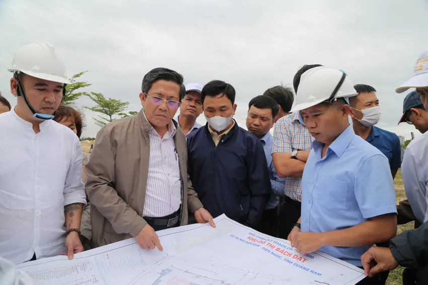 Ông Trần Nam Hưng (đeo kính) yêu cầu hoàn thành công tác giải phóng mặt bằng các dự án của Bách Đạt An trong tháng 7-2025. Ảnh: TN Ông Trần Nam Hưng (đeo kính) yêu cầu hoàn thành công tác giải phóng mặt bằng các dự án của Bách Đạt An trong tháng 7-2025.