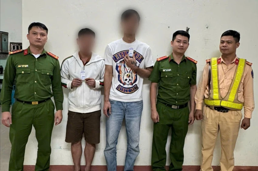 2 con nghiện bỏ chạy thục mạng khi gặp công an. Ảnh: CA