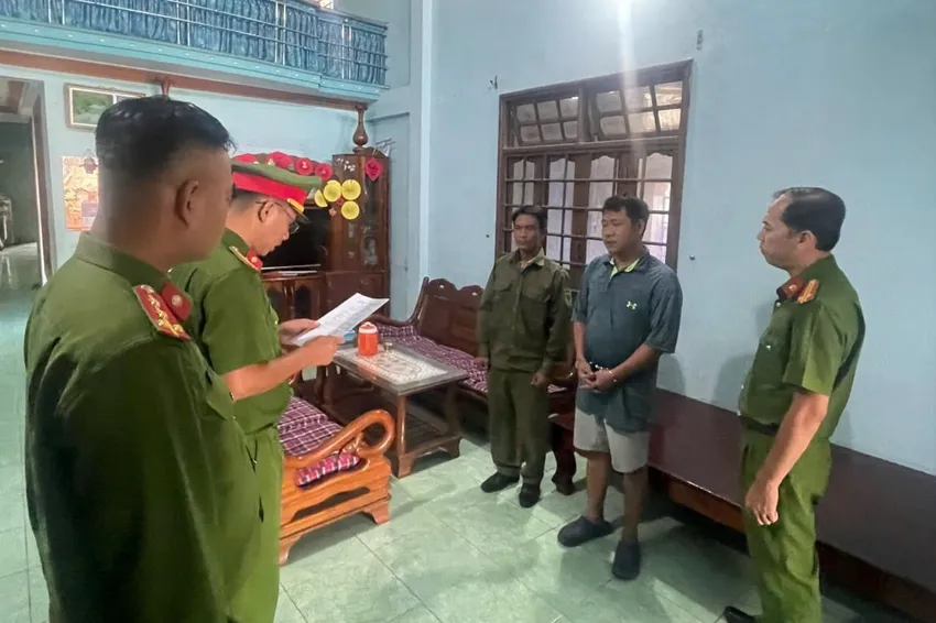 Người đàn ông dùng búa đập phá 3 trụ ATM ngân hàng. Ảnh: CA Thanh niên dùng búa đập phá 3 trụ ATM ngân hàng