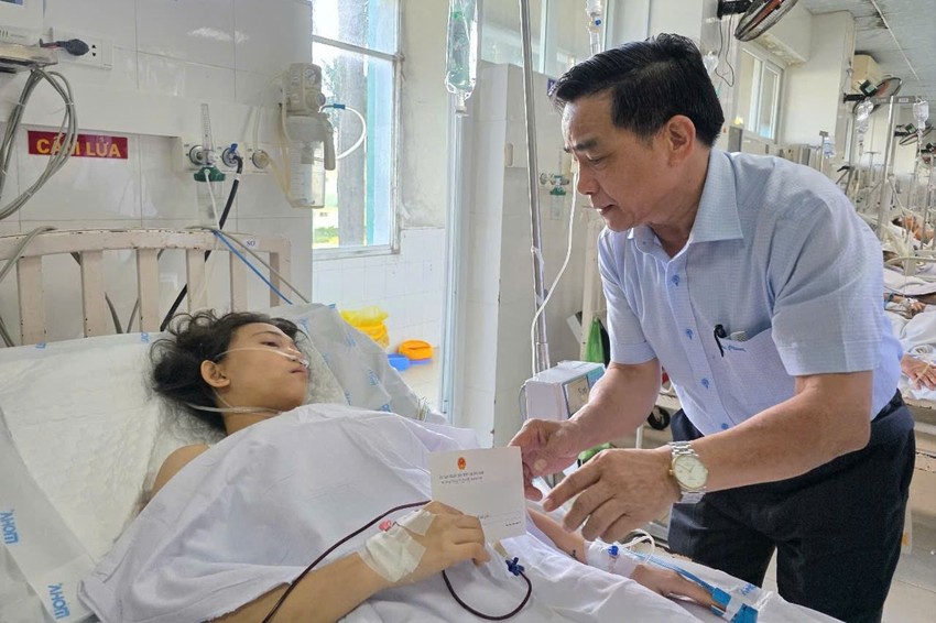Chủ tịch UBND tỉnh Quảng Nam Lê Văn Dũng thăm hỏi, động viên nạn nhân trong vụ xe khách đâm vào đuôi container xảy ra sáng nay. Ảnh: TN