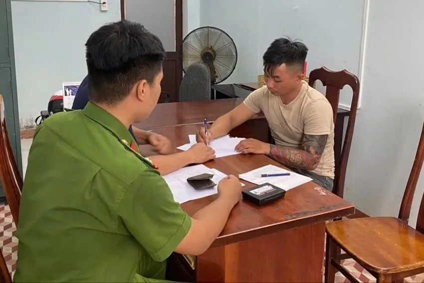 Kẻ cướp phục sẵn tại nhà vệ sinh, kề dao vào cổ yêu cầu nạn nhân đưa tiền. Ảnh: CA Kẻ cướp phục sẵn tại nhà vệ sinh, kề dao vào cổ yêu cầu nạn nhân đưa tiền