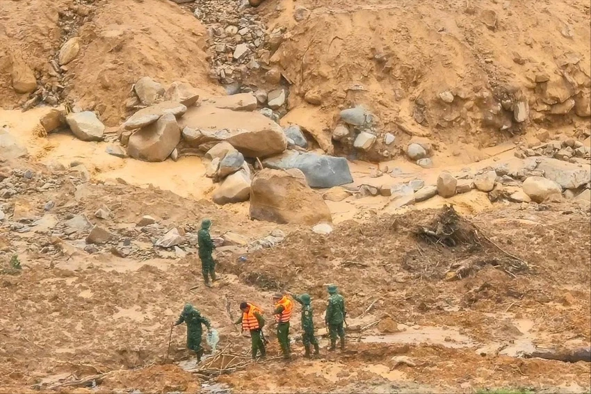 Lực lượng chức năng tìm kiếm các nạn nhân mất tích. 585523373_122152252736926782_1783717491412161096_n.jpg