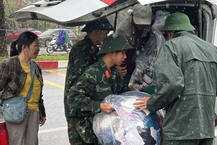 Quân y cơ động cứu cháu bé 24 tháng tuổi. Ảnh: QK5 cuu-song-be-24-thang-tuoi-thanh-lap-tram-tiep-nhan-hang-cuu-tro-1.jpg