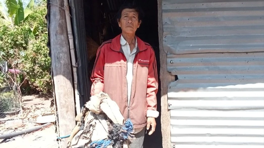 Nhiều vật dụng trong chòi rẫy của ông Bên bị bốc cháy. Ảnh: H.T tự phát lửa 1.jpg