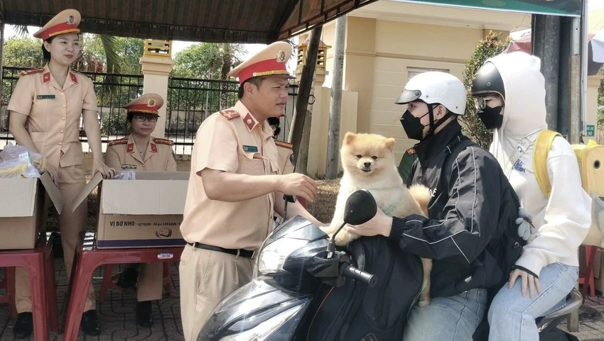 CSGT hỏi thăm, động viên người dân về quê đón Tết. Ảnh: M.Q đắk nông 1.jpg