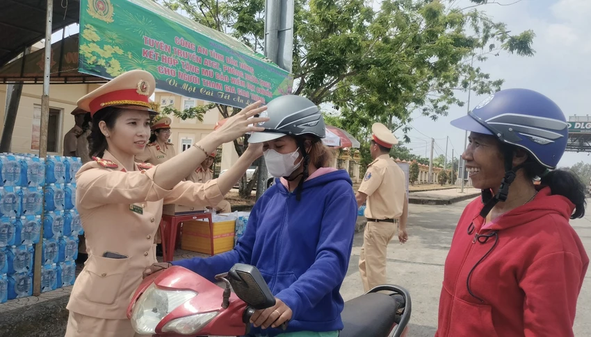CSGT tặng nón bảo hiểm đạt chuẩn cho người dân. Ảnh: M.Q đắk nông.jpg