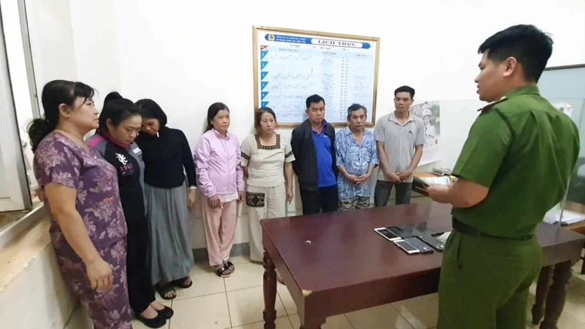 Nhóm người bị tạm giữ đề điều tra về hành vi đánh bạc và tổ chức đánh bạc. Ảnh: S.Đ Phá đường dây ghi đề quy mô lớn sử dụng ứng dụng Telegram