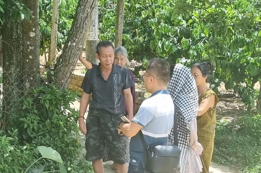 Người dân cho rằng họ đổ trụ bê tông vì nhiều xe né trạm BOT, rẽ vào đường nông thôn gây mất an toàn giao thông. Ảnh: T.T trụ bê tông 1.jpg