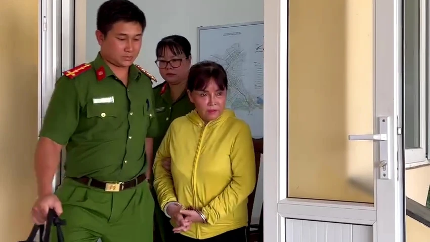 Bà Tâm tại cơ quan công an. Ảnh: S.Đ Người chơi hụi.jpg