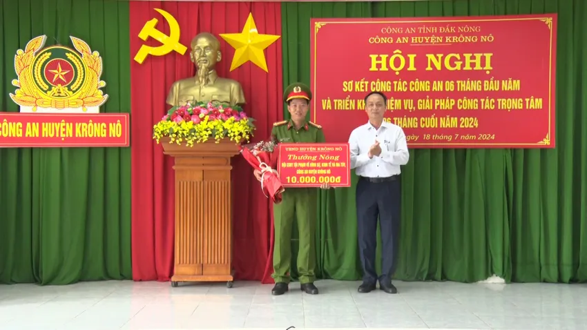 Công an huyện Krông Nô được khen thưởng vì khám phá nhanh vụ cướp tài sản. Ảnh: M.Q CƯỚP TÀI SẢN.jpg