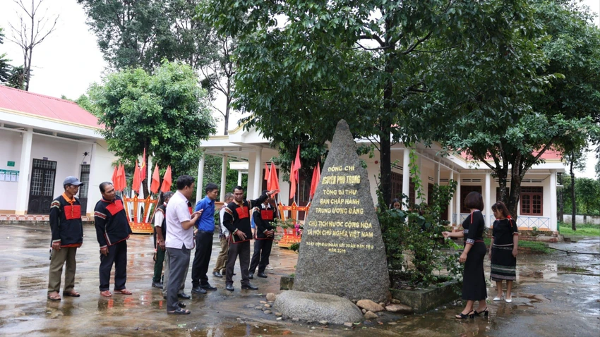 Người dân rất trân quý cây sao do Tổng Bí thư Nguyễn Phú Trọng trồng. Ảnh: H.T cây Bác Trọng.jpg