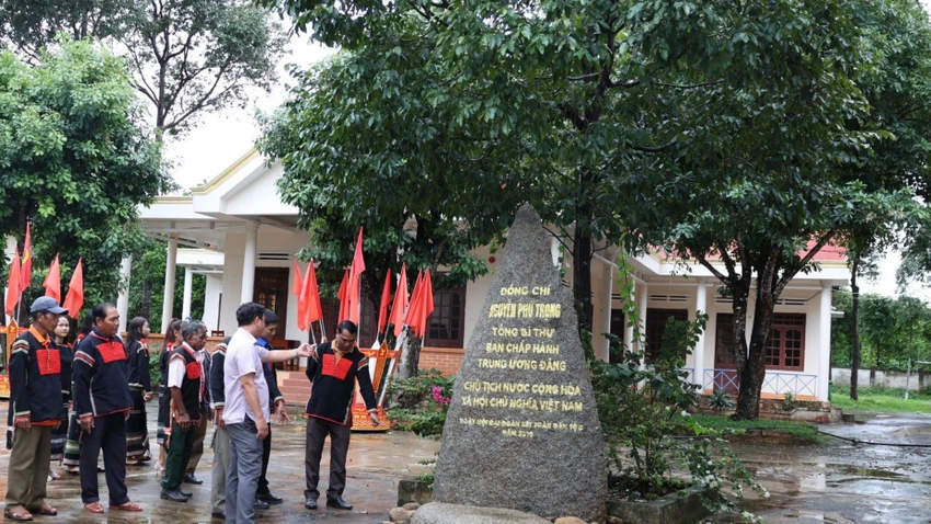 Bà con buôn Dur bên "Cây Bác Trọng" được trồng tại trụ sở UBND xã Dur Kmăl. Ảnh: H.T Tổng Bí thư 2.jpg