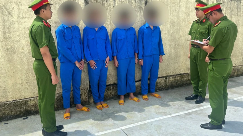 Nhóm nghi phạm tại cơ quan công an. Ảnh: M.Q Lấy lại tiền.jpg