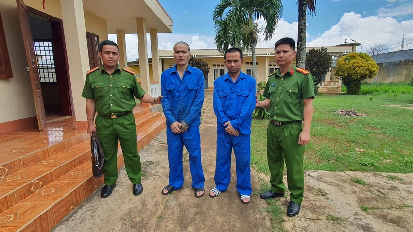 Hai nghi phạm vừa bị công an bắt giữ. Ảnh: S.Đ VIỆC NHẸ LƯƠNG CAO.jpg