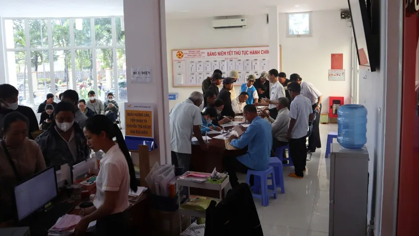 Người dân làm thủ tục tại Trung tâm hành chính công Đắk Lắk. Ảnh: H.T giấy phép lái xe 2.jpg
