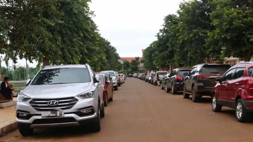 Nhiều ô tô đỗ trên một đường phố ở TP Buôn Ma Thuột, Đắk Lắk. Ảnh: N.D tỉnh Đắk Lắk.jpg