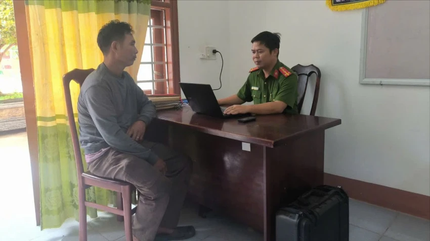 Ông Định tại cơ quan công an. Ảnh: S.Đ xe máy cày 21.jpg