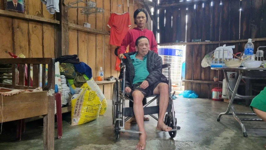 Cha anh Khánh bị tai biến nhiều năm nay. Ảnh: T.T xe máy cày 30.jpg