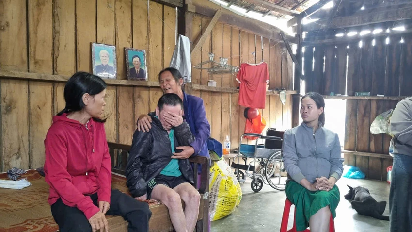 Nhắc đến con trai, người cha già ôm mặt khóc. Ảnh: T.T xe máy cày 33.jpg