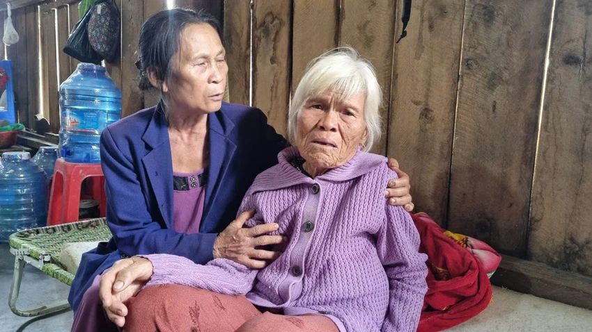 Mẹ anh Khánh (người tóc bạc) suy sụp sau ngày con mất. Ảnh: T.T xe máy cày 34.jpg
