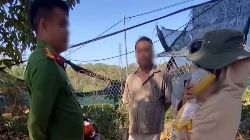 Công an đến xác minh vụ việc. Ảnh: N.D BẮT CÓC TRẺ EM.jpg