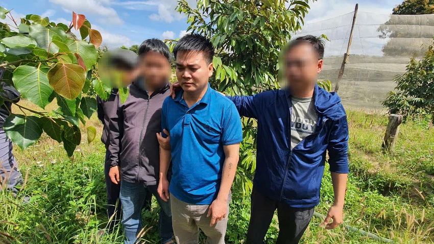 Ông Tuấn chỉ nơi chôn cất đồ vật. Ảnh: S.Đ tu thành tiên 301.jpg