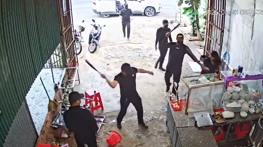 Nhóm người áo đen đập phá quán phở. Ảnh chụp màn hình đập phá quán phở.jpg