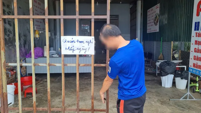 Quán phở bị đập phá phải tạm nghỉ để sửa sang. Ảnh: T.T ĐẬP PHÁ QUÁN PHỞ 16.jpg