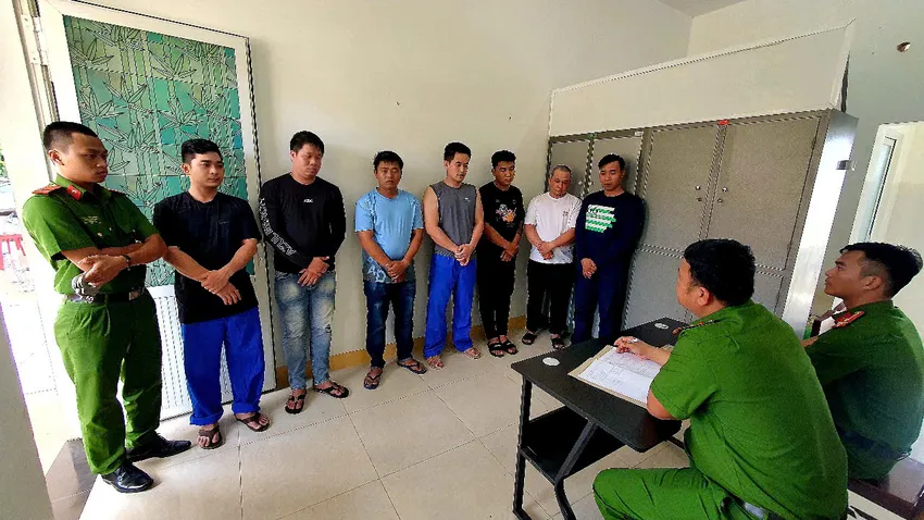 Nhóm nghi phạm đập phá quán phở tại cơ quan công an. Ảnh: S.Đ đập phá quán phở 30.jpg