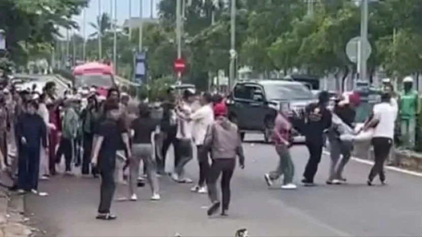 đánh nhau trước cổng bệnh viện 1.jpg
