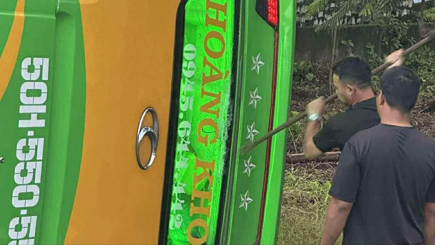 Lực lượng chức năng và người dân phá cửa kính, giải cứu hành khách. Ảnh: H.S xe 1.jpg