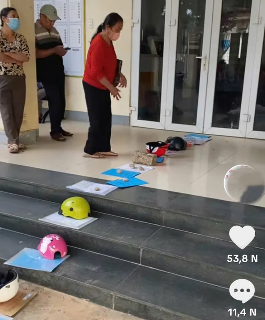 Chủ tịch xã ở Đắk Lắk nói về việc người dân xếp hàng bằng nón bảo hiểm để "xí chỗ" làm hồ sơ đất đai