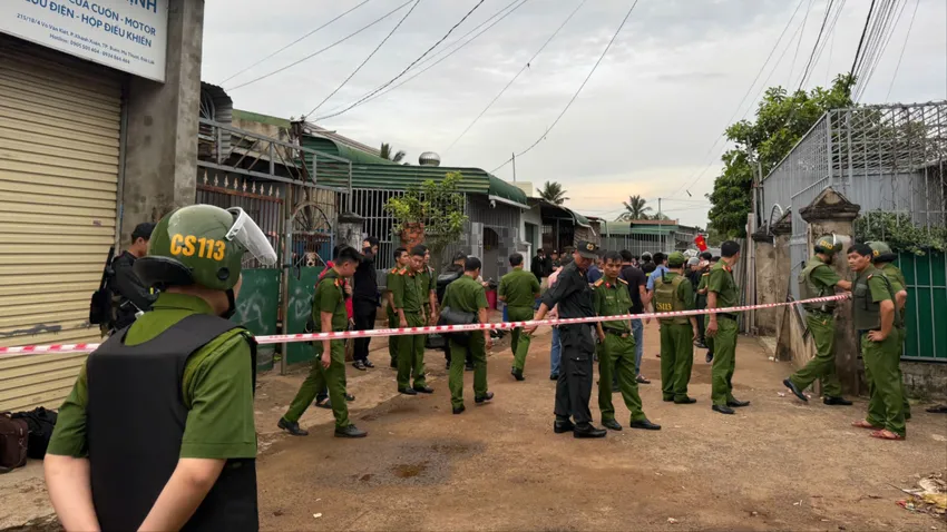 Rất nhiều cảnh sát có mặt tại khu vực xảy ra vụ án. Ảnh: N.G giết người đắk lắk.jpg