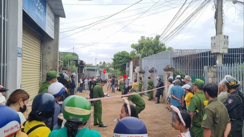Công an tổ chức khám nghiệm hiện trường. Ảnh: T.T khám nghiệm hiện trường.jpg