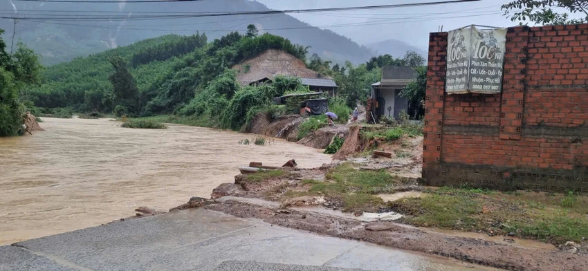 Mưa lũ khiến nhiều vùng ở Đắk Lắk bị ngập, sạt lở. Ảnh: T.T cô lập 5.jpg
