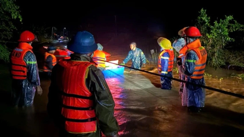 Cảnh sát hỗ trợ sơ tán dân khỏi vùng lũ. Ảnh: C.A sơ tán 1001.jpg