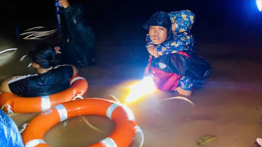 Lực lượng chức năng hỗ trợ, sơ tán người dân trong đêm. Ảnh: M.M sơ tán 200.jpg