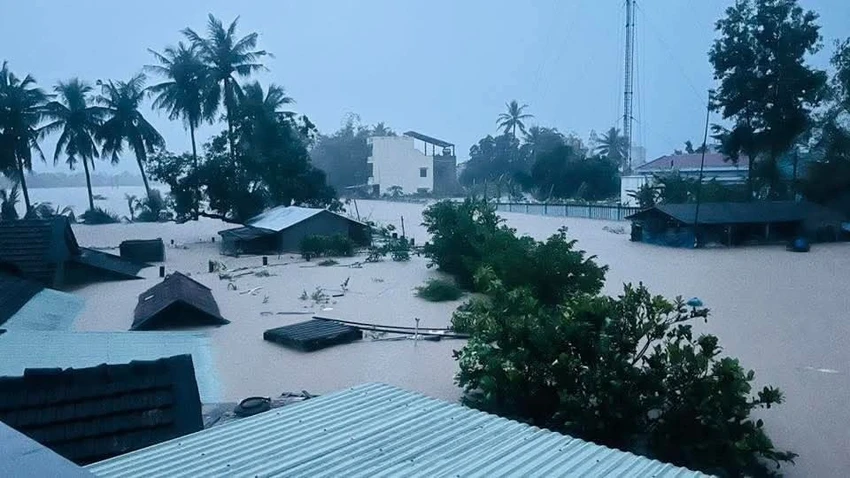 Một số vùng phía Tây tỉnh Đắk Lắk, nước đã ngập tới nóc nhà. Ảnh: M.M sơ tán 201.jpg