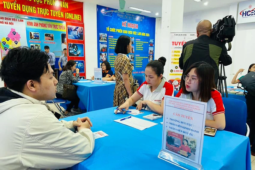 Công chức nghỉ việc nhiều sẽ tạo áp lực lên thị trường lao động ảnh 1 Thị trường lao động sẽ có sự cạnh trạnh mạnh khi có thêm đội ngũ lao động khu vực nhà nước tham gia. Ảnh: CTV